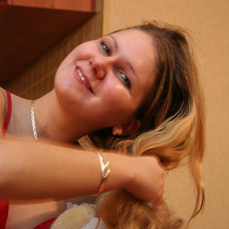 Très belle jeune femme se déplace sur Solesmes