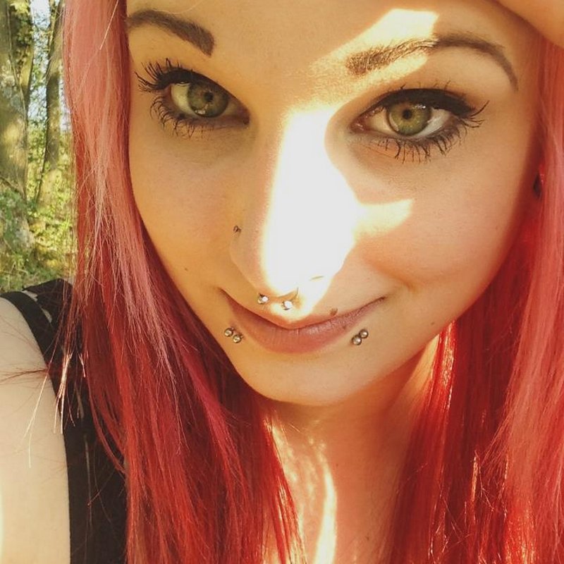 Très belle jeune femme se déplace sur Saint avertin