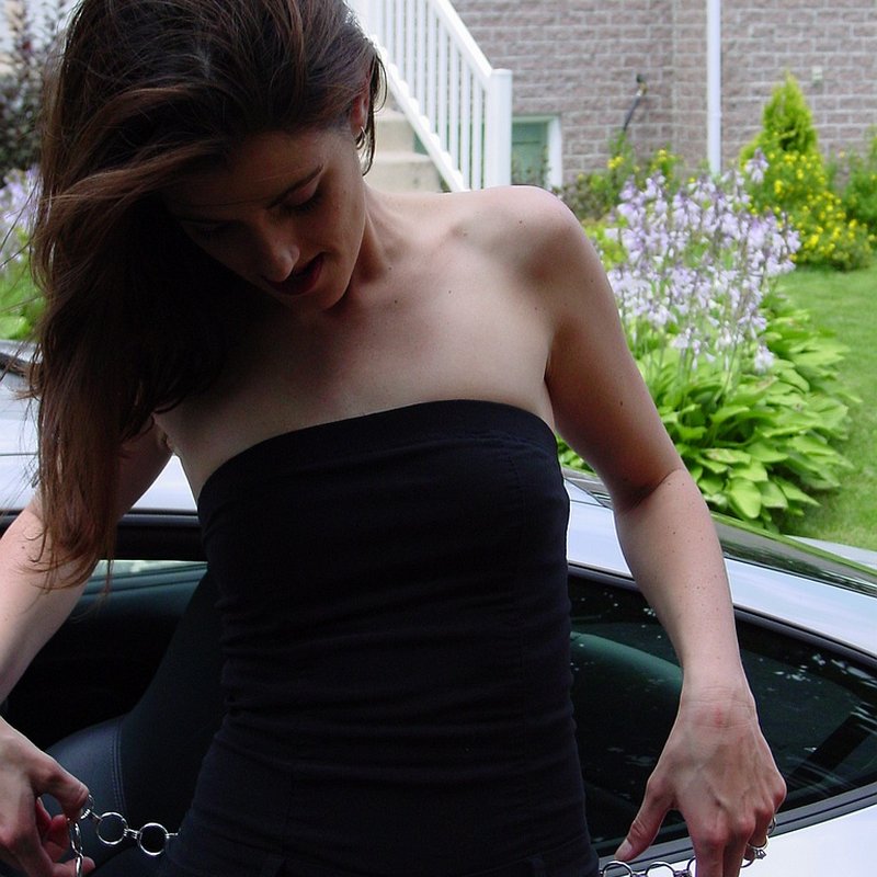 Très belle jeune femme se déplace sur Menton